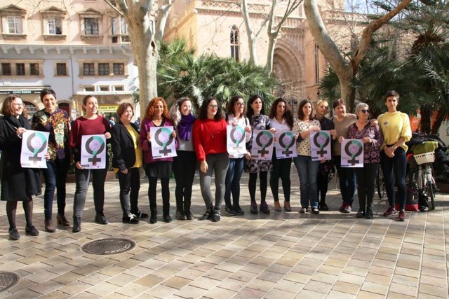 8M.- Les Dones De l'Equip De Govern De Cort S'Adhereixen A la Vaga Del 8 De