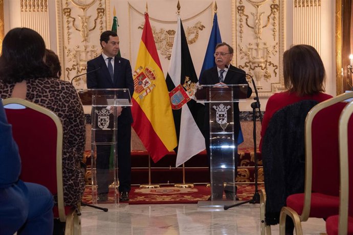 Ell presidente de la Junta, Juanma Moreno, se reúne con el presidente de la ciud