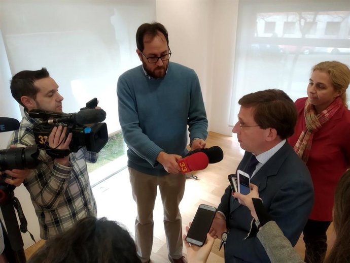 Almeida lamenta que Centro esté convirtiéndose en un distrito "para turistas y r