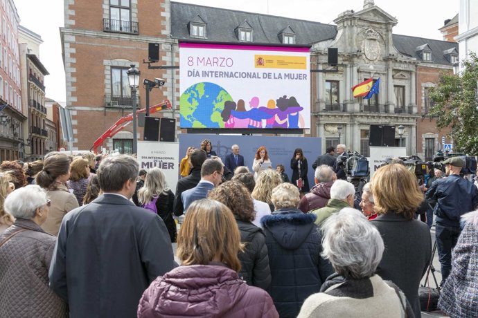 Exteriores retira de sus correos de difusión pública el logo conmemorativo del e