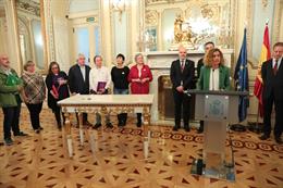 El Gobierno firma el IV convenio único para el personal laboral y acuerdos para 