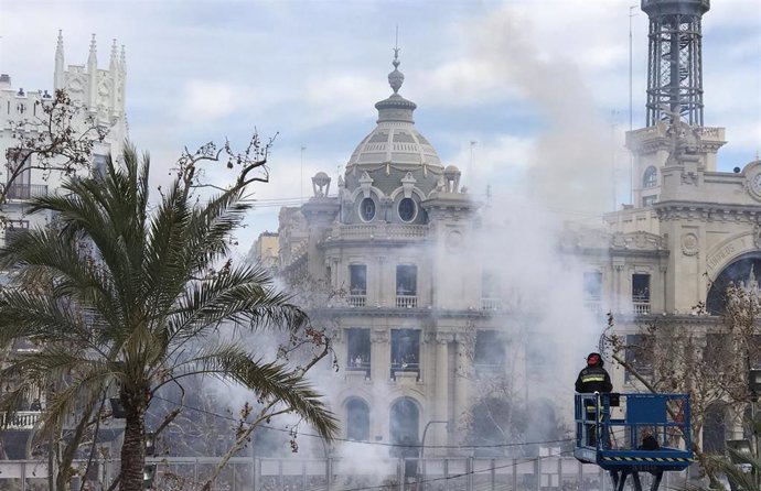 Fallas.- Los 110 kilos de pólvora de pirotecnia Zaragozana atruenan la Plaza del