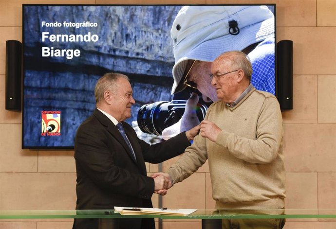El fotógrafo Fernando Biarge ha donado su colección de 60.000 fotografías a la F