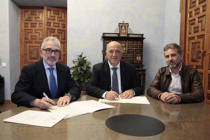 Ruiz (centro) firma el convenio con Asaja