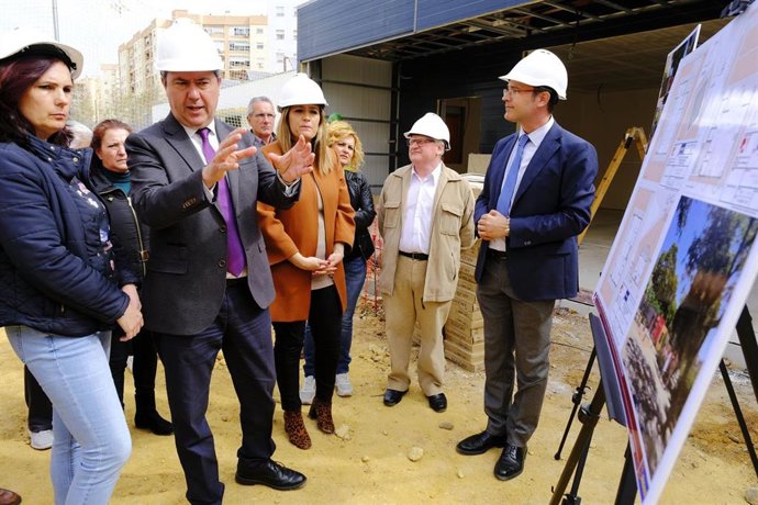 Espadas visita los nuevos equipamientos vecinales 