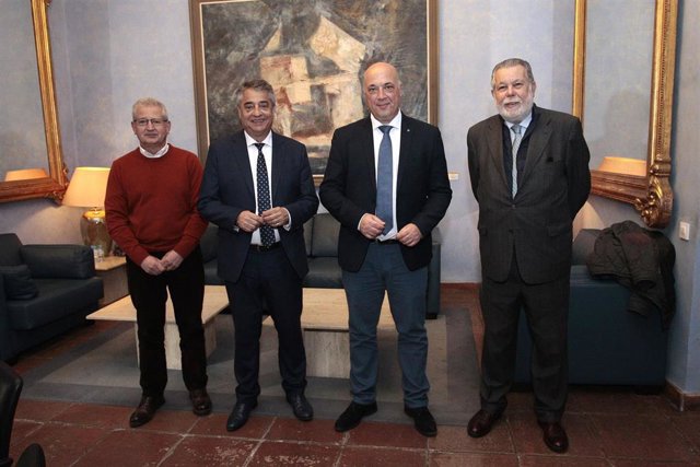 Ruiz (segundo por la dcha.), tras los acuerdos con los ayuntamientos de Alcarace