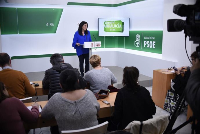 La portavoz del PSOE-A, Ángelez Férriz, en rueda de prensa