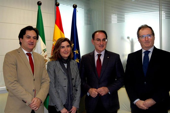 Reunión de la consejera de Empleo, Rocío Blanco, con el presidente de la CEA, Ja