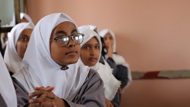 Niñas atendiendo en una escuela