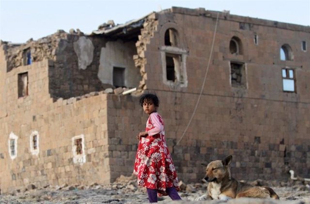 Niñas frente a unas ruinas en Saná