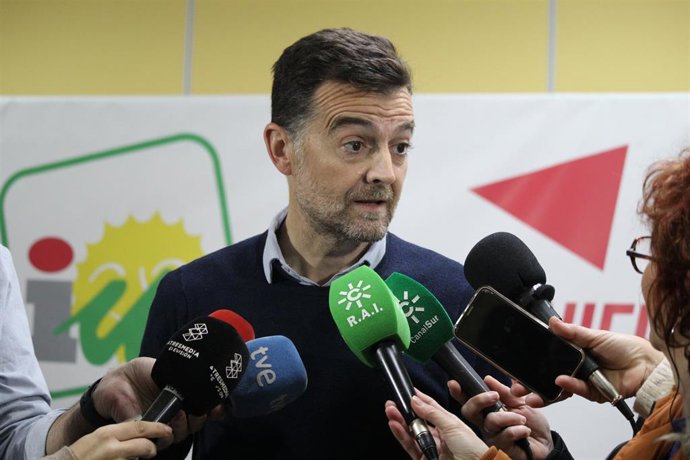 El líder andaluz de IU, Antonio Maíllo, atendiendo a los periodistas