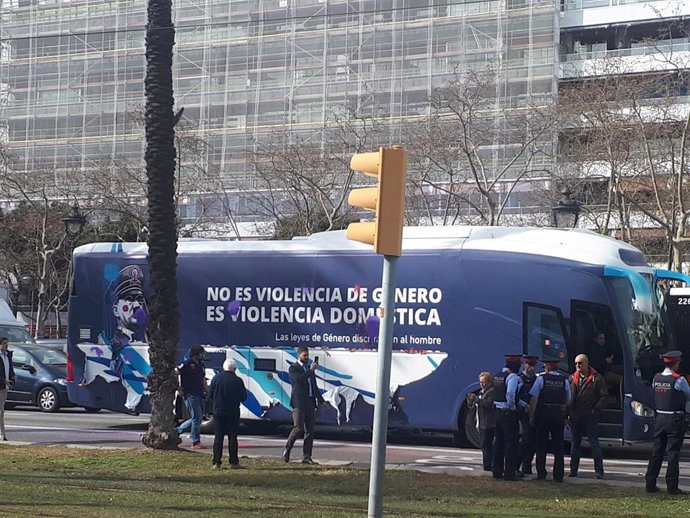 Bloquean durante media hora el autobús de HazteOír en la avenida Diagonal de Bar