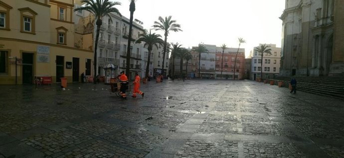 Cádiz.- Dispositivo de limpieza recoge 144 toneladas de basura tras el domingo d