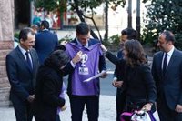 Pedro Sánchez recibe las peticiones de la plataforma de madres por la ampliación de los permisos transferibles