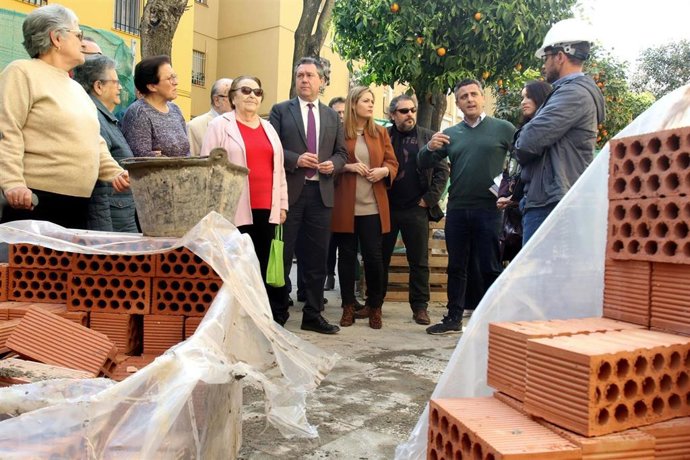 Espadas visita la colocación de ascensores en pisos de la calle Afiladores