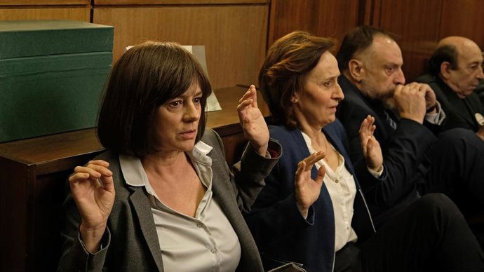 Koldo Serra dirige a Emma Suárez en el thriller '70 binladens': "Este género sie