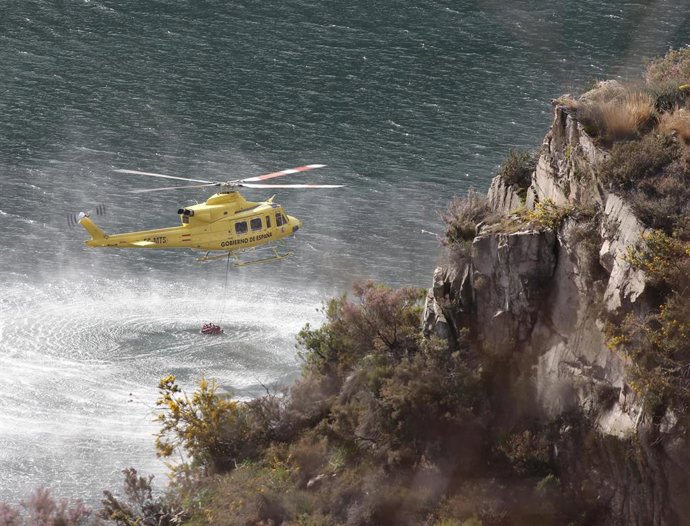 Labores de extinción de incendios forestales en Asturias  