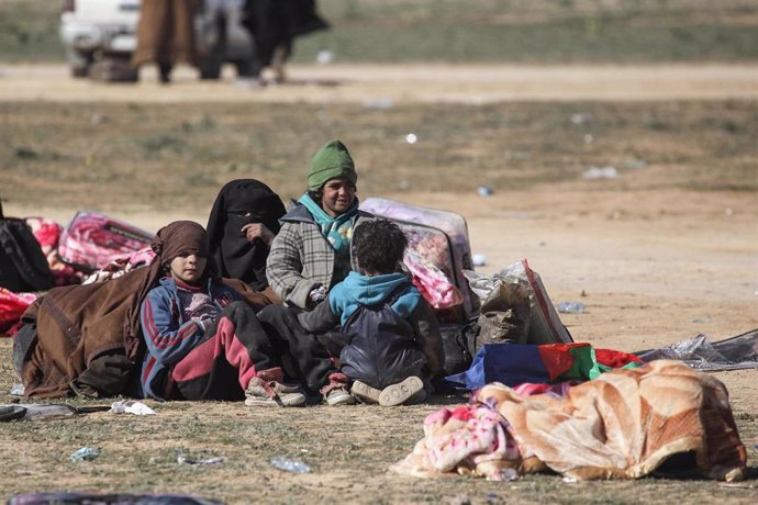 Civiles huyen de la ofensiva contra Estado Islámico en Baghuz, este de Siria