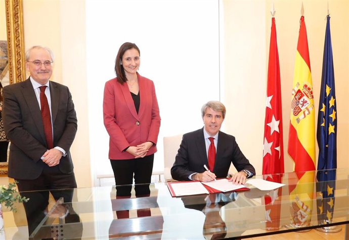 Pie De Foto Y Fotos: Garrido Suscribe La Iniciativa #Dóndeestánellas Que Promuev