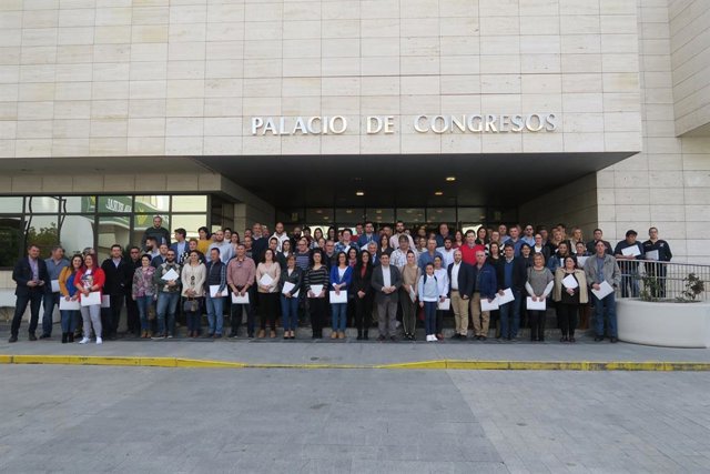 Foto de familia de la entrega de ayudas a emprendedores.