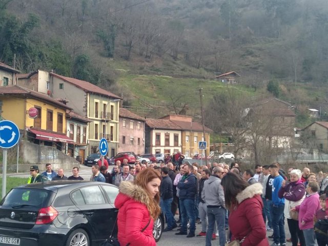 El encierro de cuatro mineros en un pozo de Hunosa podría entorpecer la negociac
