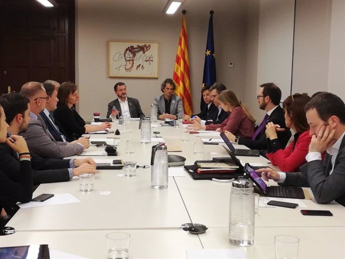 Bosch se reúne con los delegados catalanes en el exterior para coordinar su acci