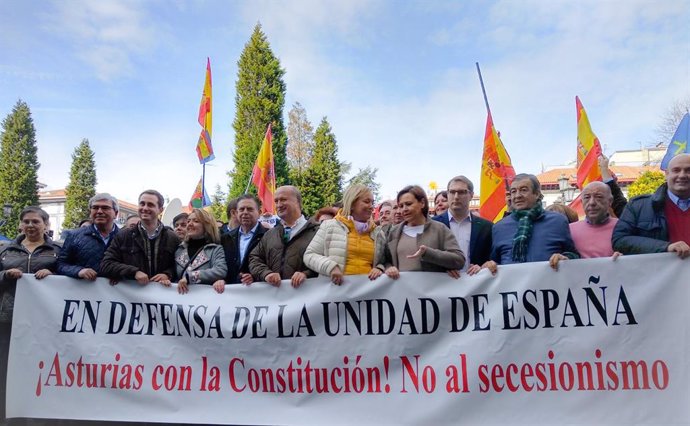 Dirigentes del PP y Foro encabezan la manifestación por la unidad de España en O