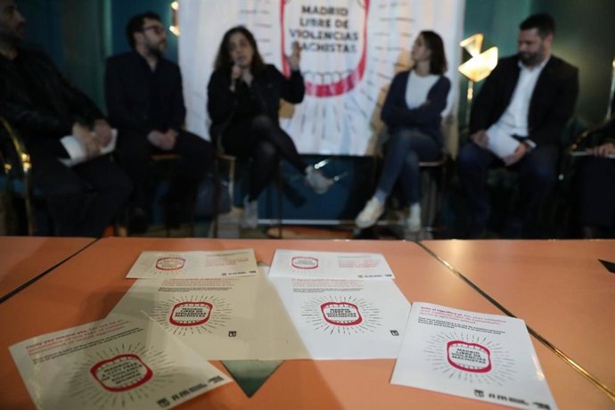 Treintena de locales pegan en baños información sobre violencia sexual y llaman 