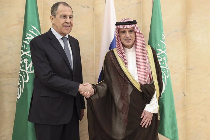 El ministro de Asuntos Exteriores ruso, Sergei Lavrov, y su homólogo saudí, Adel