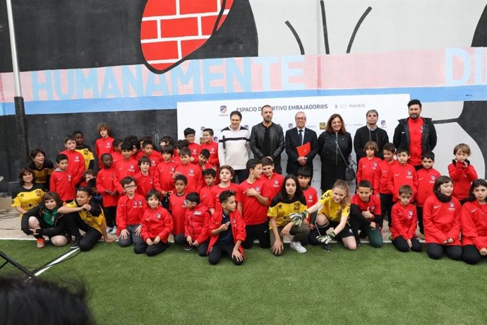 Un equipo de fútbol para chicas y otro para madres echan a andar con las Dragona
