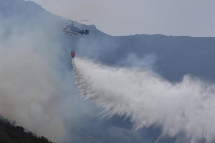 Labores de extinción del incendio forestal en la localidad asturiana de Soto de 