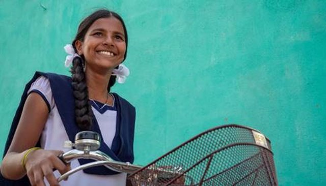 La campaña 'Bicicletas al poder' busca evitar el abandono escolar de niñas de la