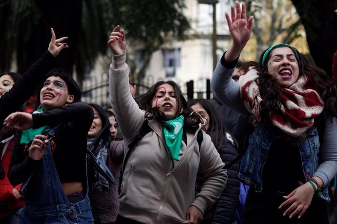 Manifestantes a favor del aborto legal frente al Congreso de Argentina. 