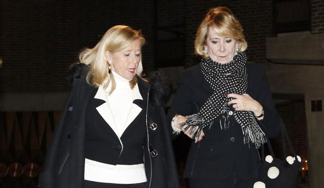 Esperanza Aguirre arropa a su marido en el funeral de su madre