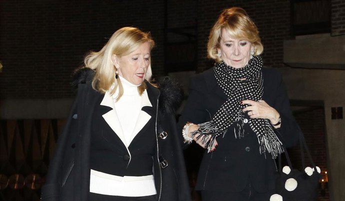 Esperanza Aguirre arropa a su marido en el funeral de su madre