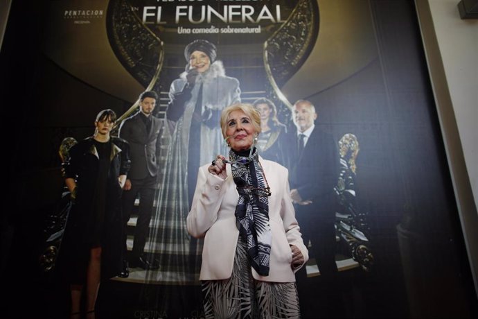 La actriz Concha Velasco presenta la obra de teatro El Funeral en el Teatro La L