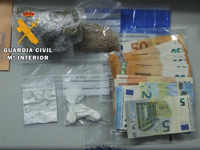 Dos detenidos en un control de la Guardia Civil con marihuana, MDMA, speed y coc