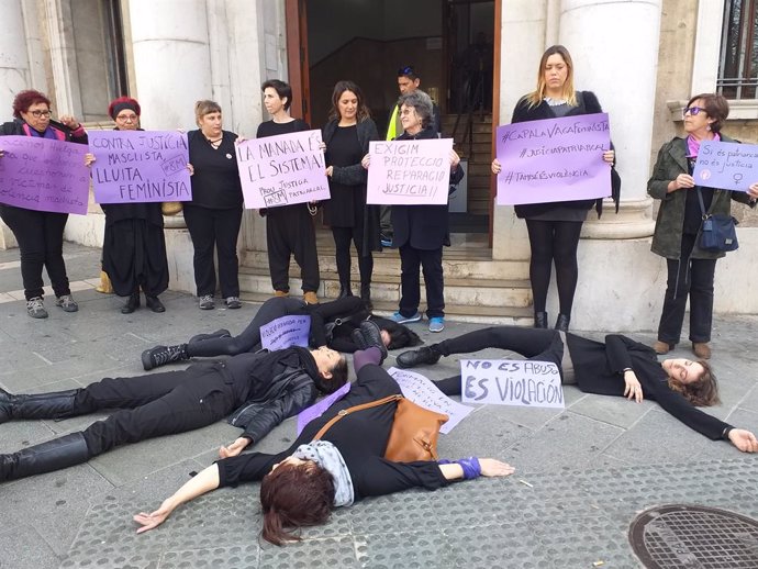 Una dotzena d'activistes del Moviment Feminista protesten contra la "violncia j