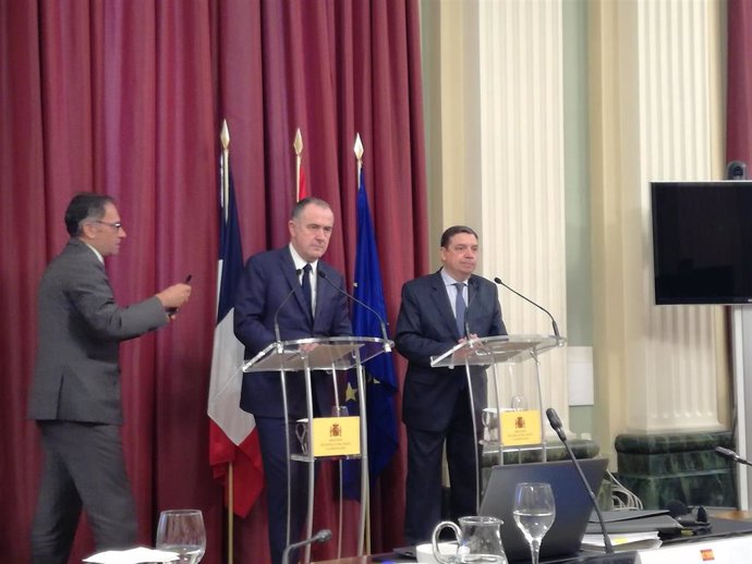 El ministro de Agricultura, Luis Planas, con su homólogo francés