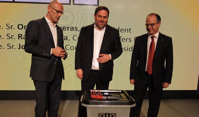 R.Romeva, O.Junqueras y J.Turull muestran una urna del referéndum