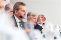 Bruselas cree que la recesión "no estará lejos" si se hacen realidad los riesgos que rodean a la UE