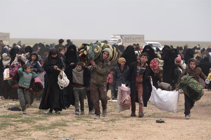 Civilians leave last IS-held area in eastern Syria