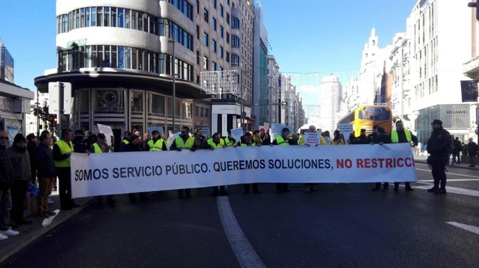 Representantes del sector de transporte discrecional en una protesta en Gran Vía