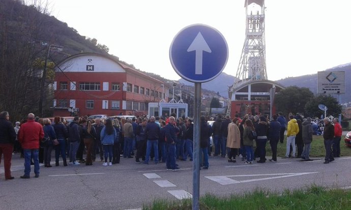 Cuatro mineros subcontratados por Hunosa llevan cuatro días encerrados bajo tier