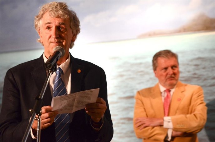 Íñigo Méndez de Vigo y Juan Luis Arsuaga en la exposición Arte y carne