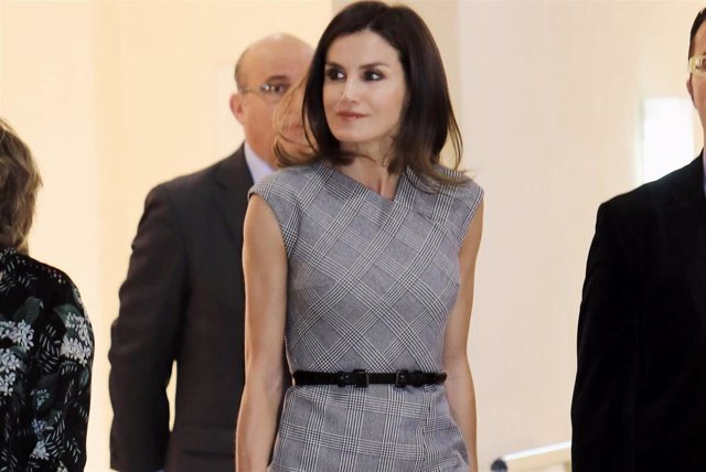 La Reina Letizia vuelve al gris tras sus looks más atrevidos