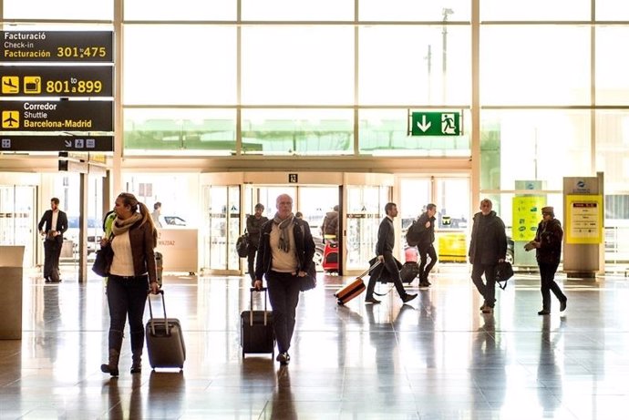 Viajeros en aeropuerto