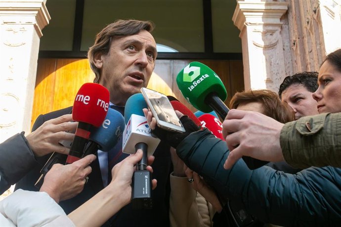 inicio de la segunda jornada del debate de investidura de Juanma Moreno (PP-A) c