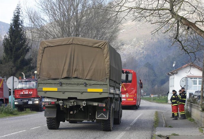 Labores de extinción de incendios forestales en Asturias  