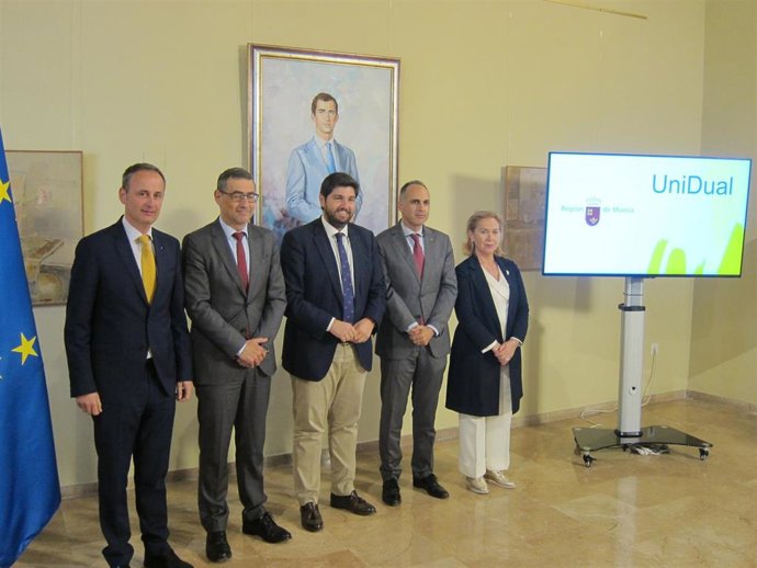 López Miras y Celdrán, acompañados por los rectores de la UMU, la UPCT y la UCAM